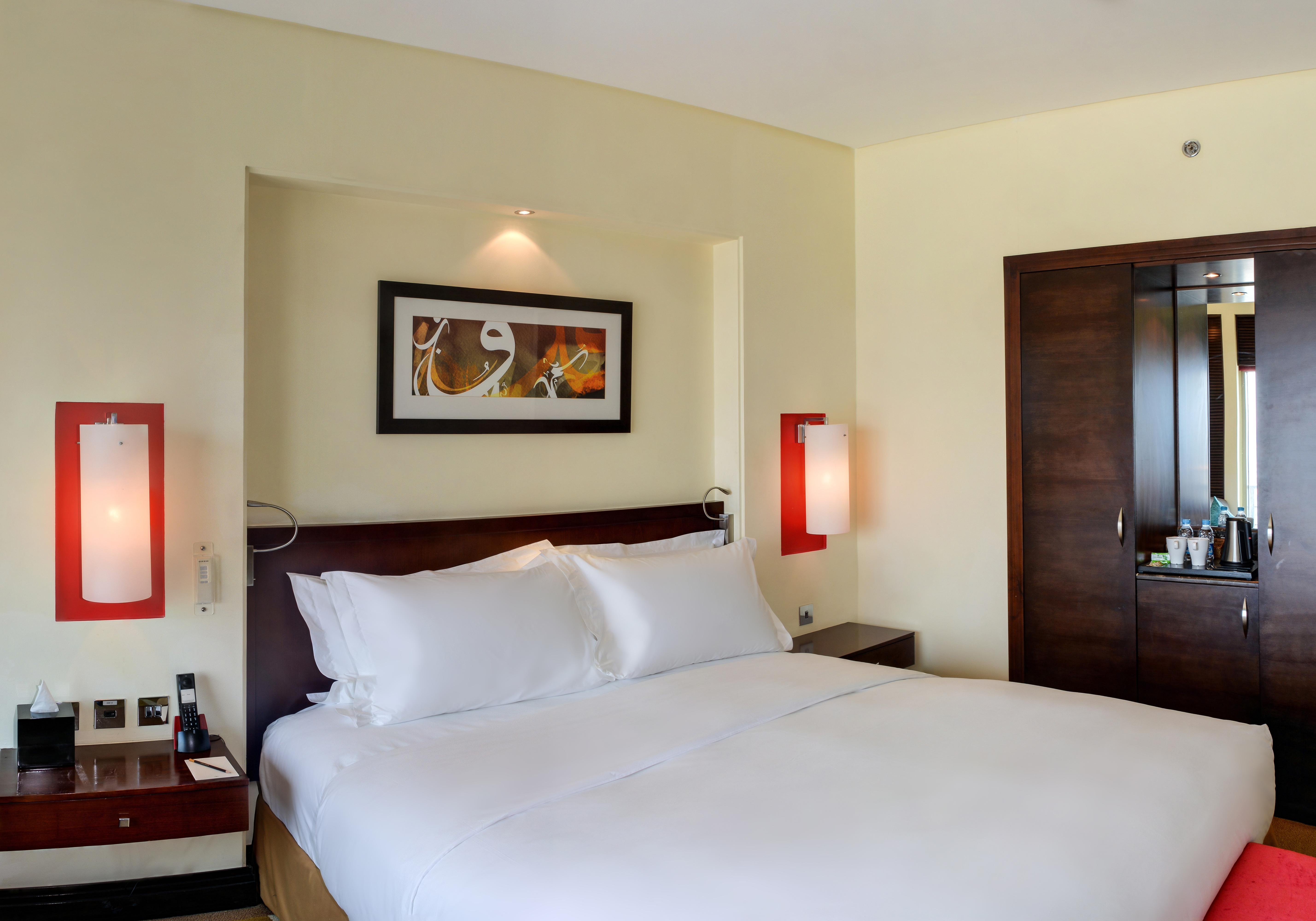 Sofitel Al Khobar The Corniche Hotel Buitenkant foto A bedroom at the hotel