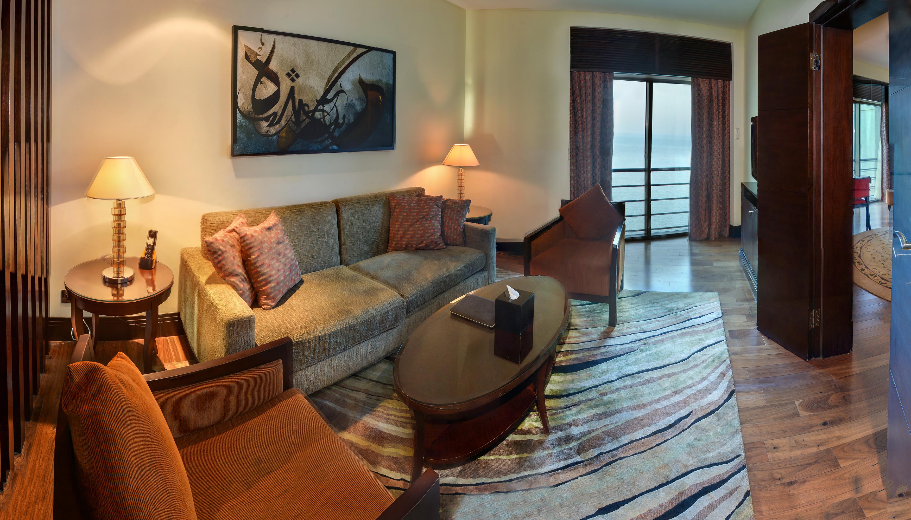 Sofitel Al Khobar The Corniche Hotel Buitenkant foto A living room in a suite at the Ritz-Carlton, Bahrain