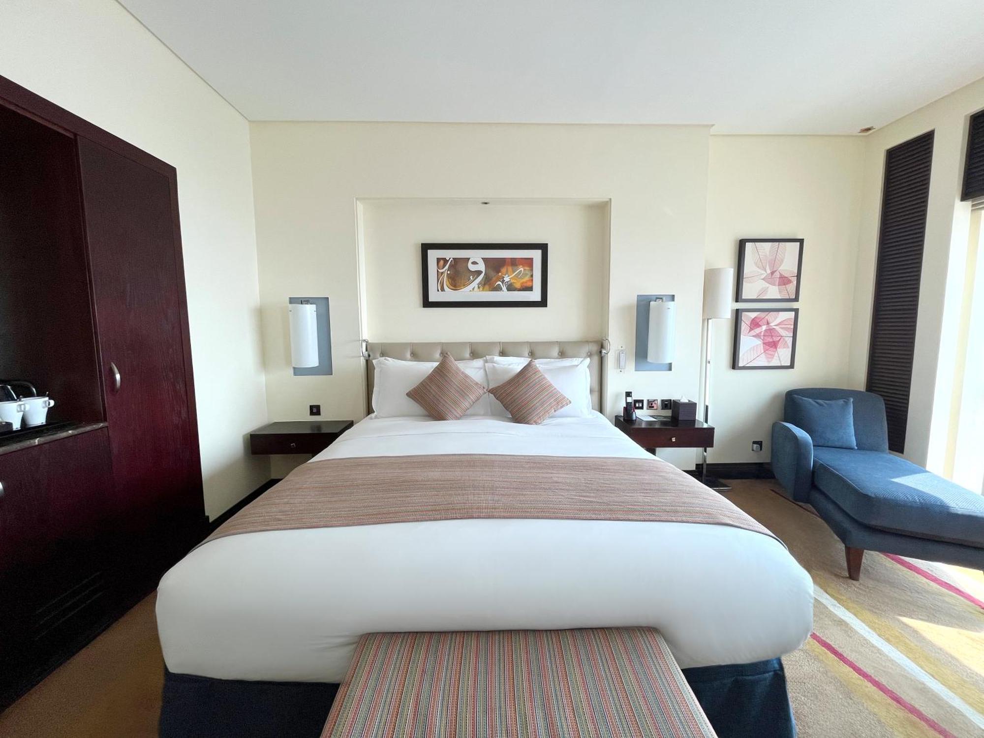 Sofitel Al Khobar The Corniche Hotel Buitenkant foto A bedroom at the hotel