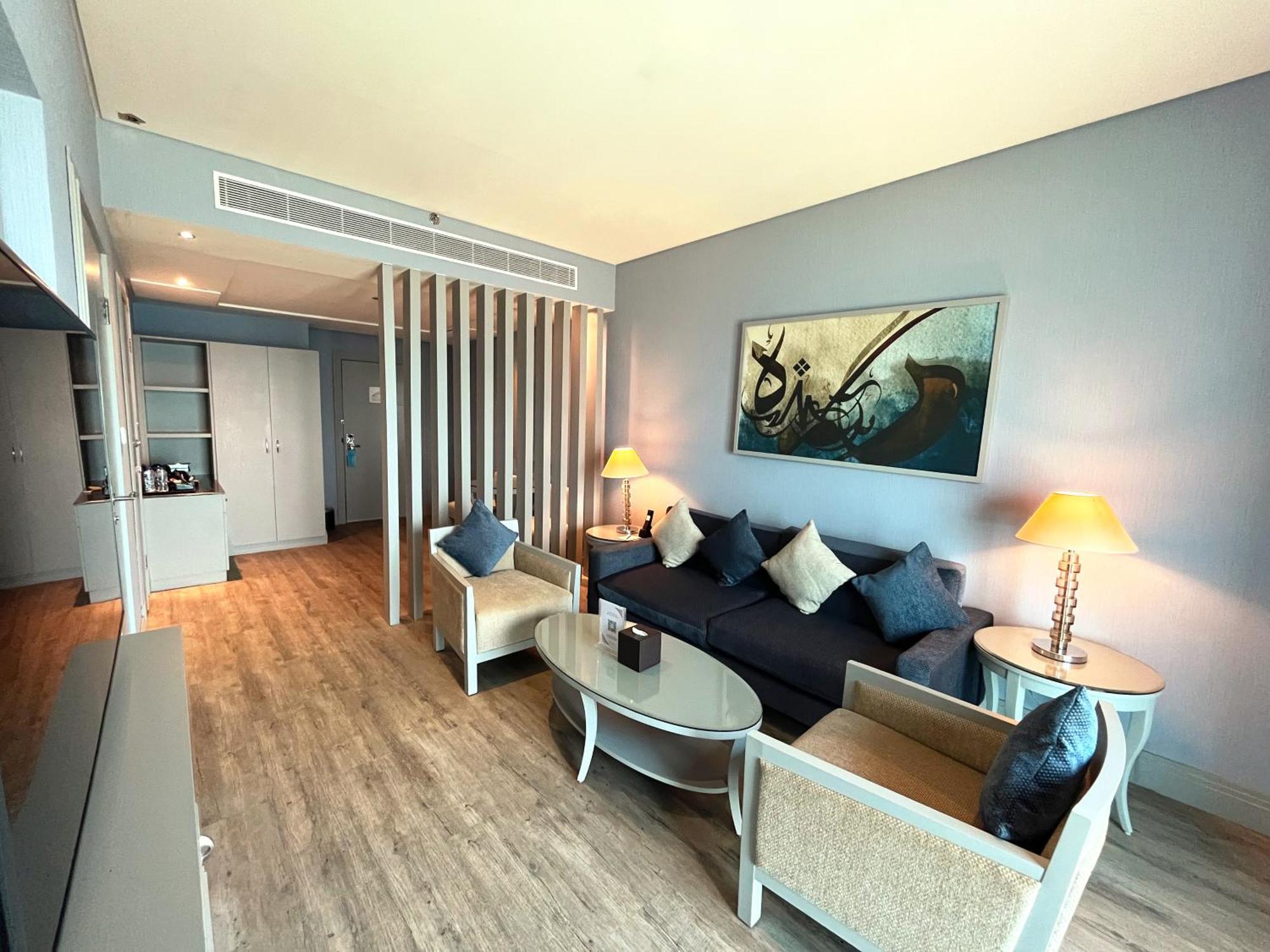 Sofitel Al Khobar The Corniche Hotel Buitenkant foto A suite at the hotel