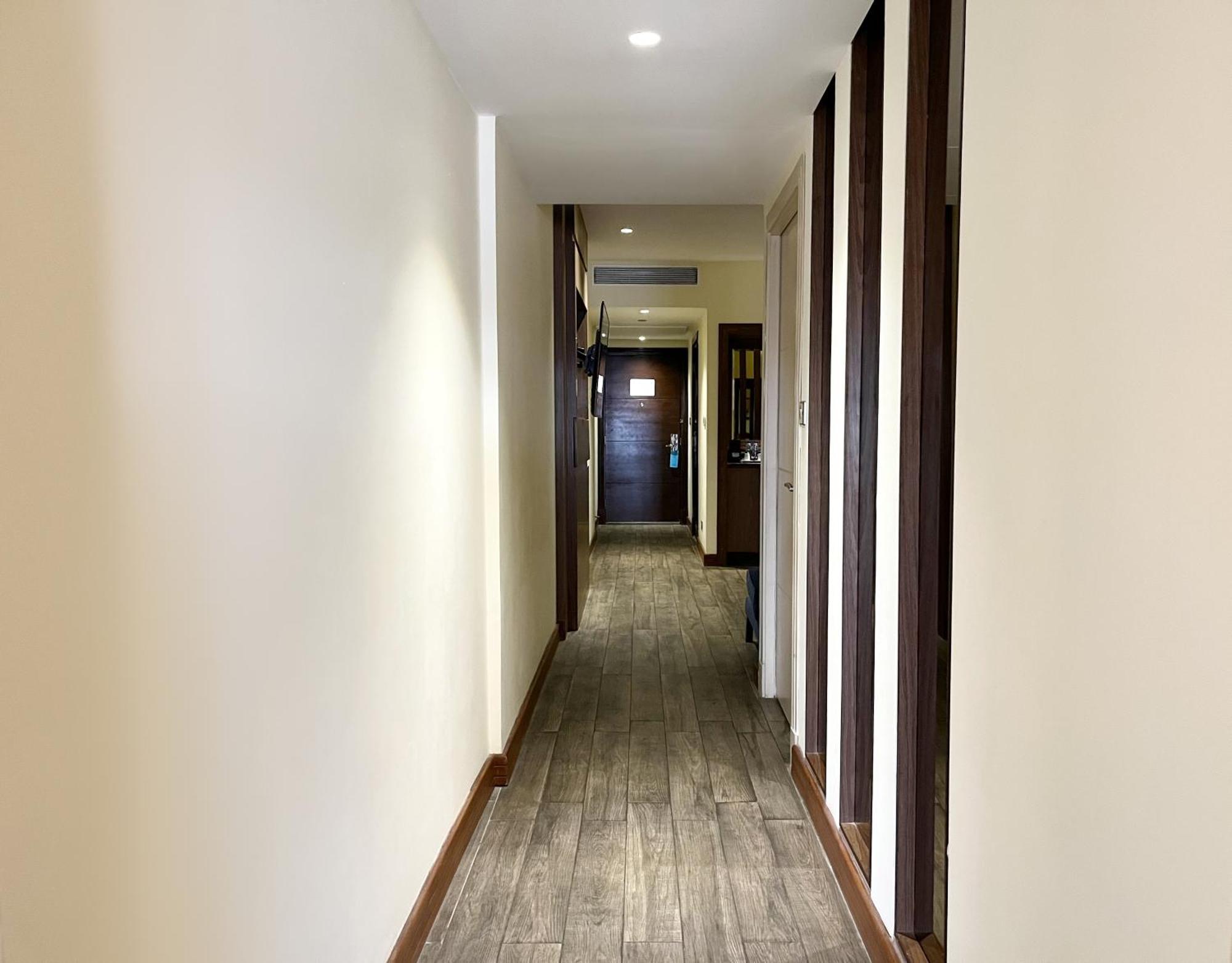 Sofitel Al Khobar The Corniche Hotel Buitenkant foto A corridor in a hotel