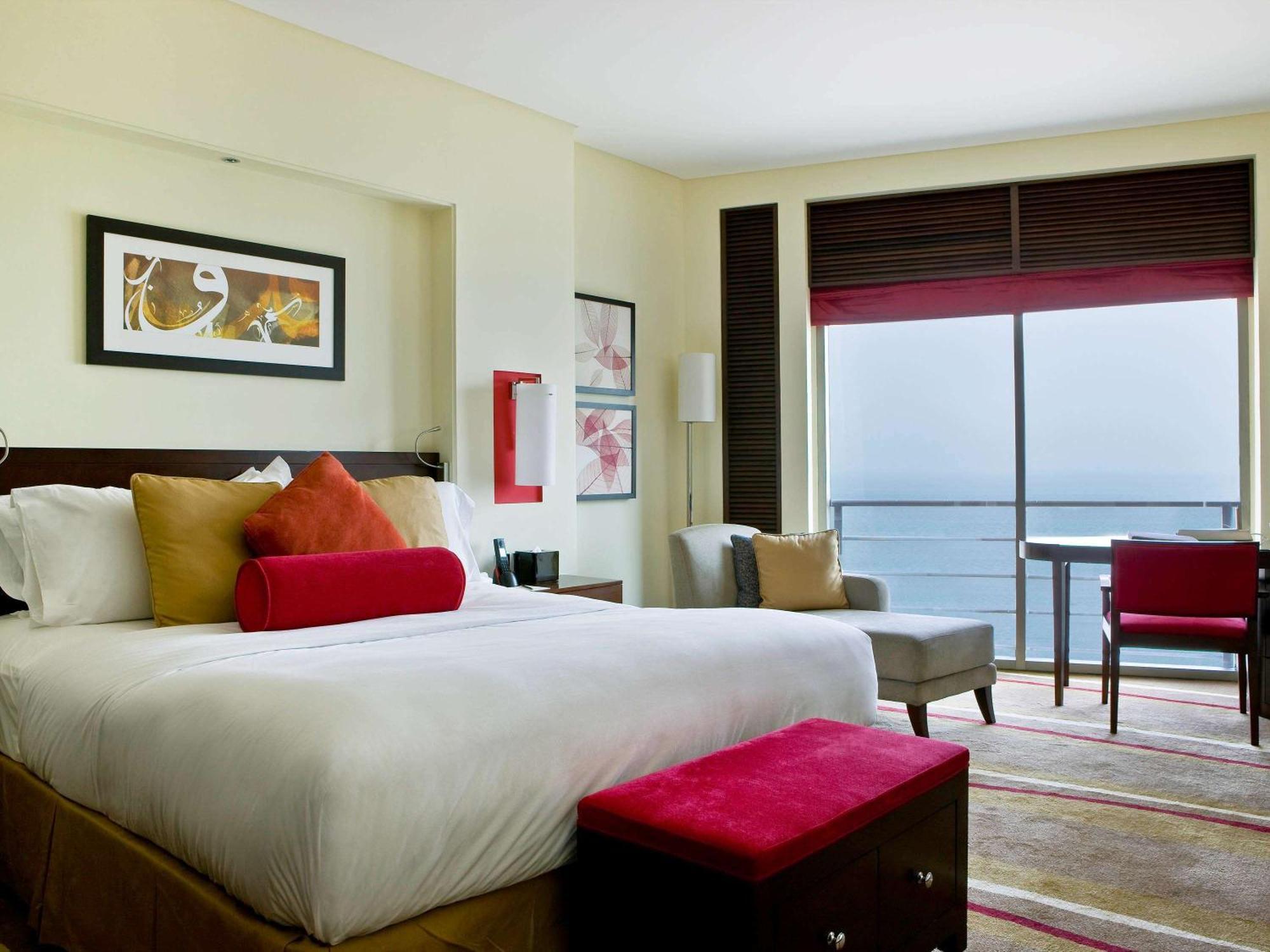 Sofitel Al Khobar The Corniche Hotel Buitenkant foto A guest room at the hotel