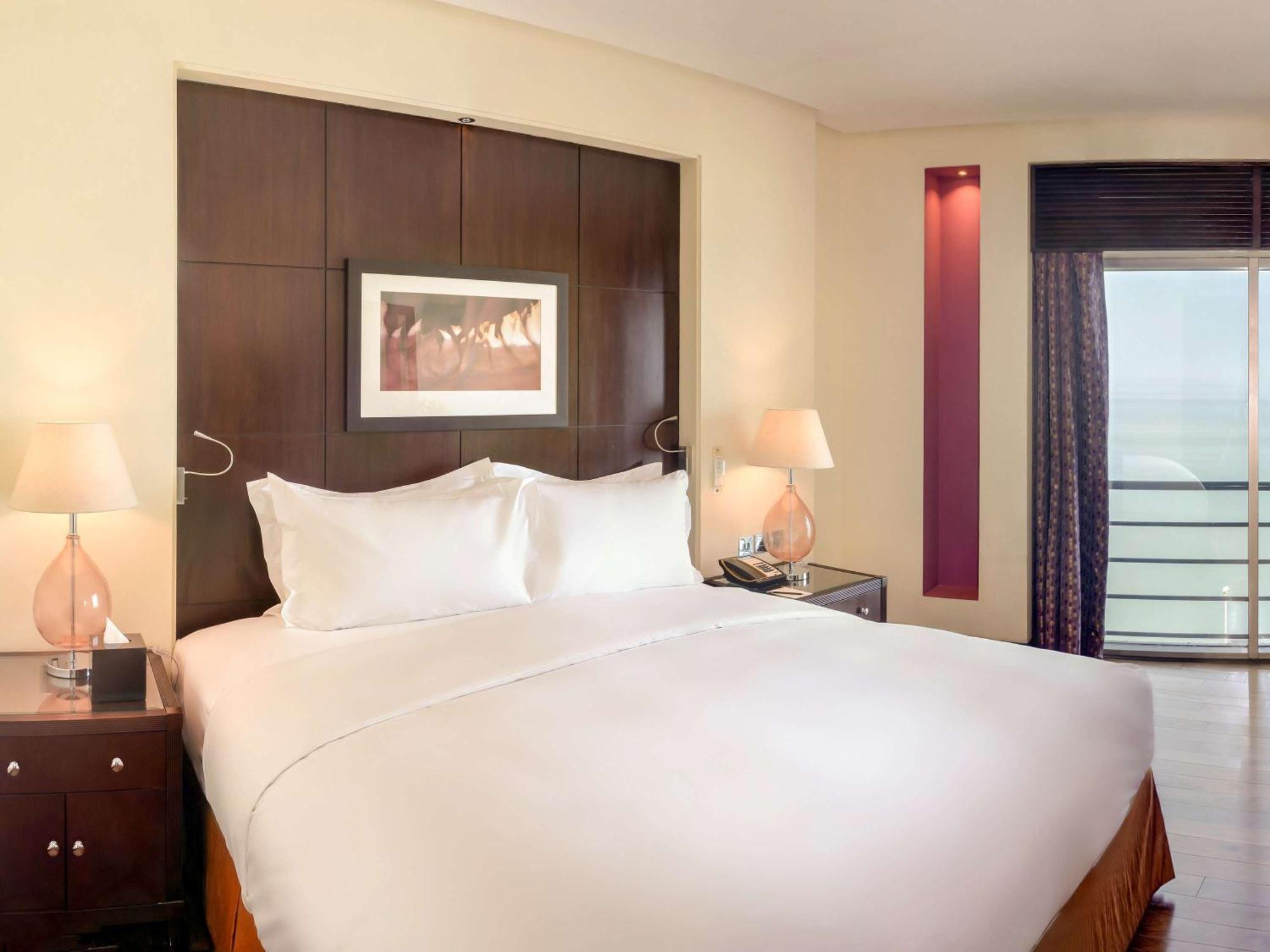 Sofitel Al Khobar The Corniche Hotel Buitenkant foto A bedroom at the hotel