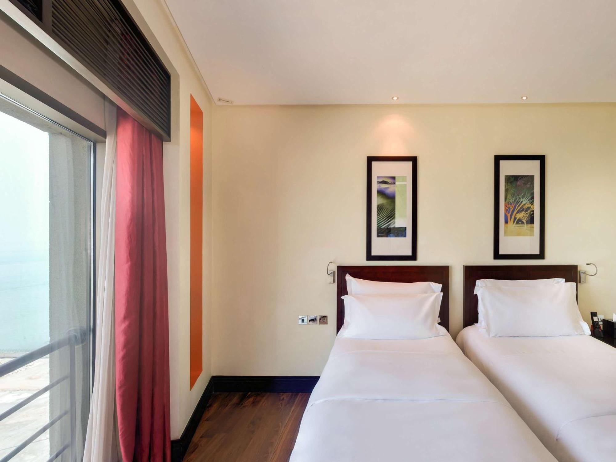 Sofitel Al Khobar The Corniche Hotel Buitenkant foto A typical room at the hotel