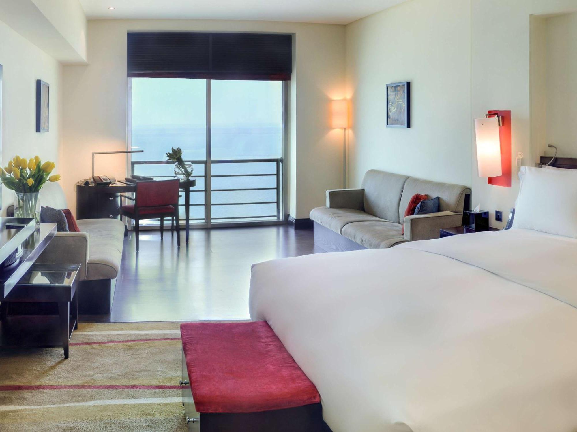 Sofitel Al Khobar The Corniche Hotel Buitenkant foto A typical room at the hotel