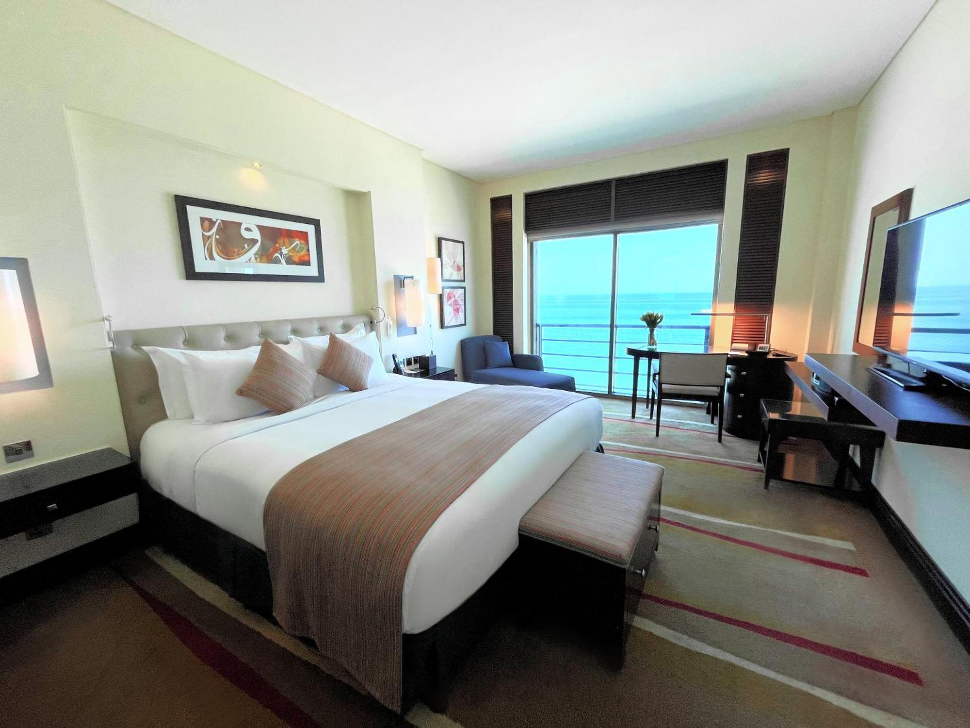 Sofitel Al Khobar The Corniche Hotel Buitenkant foto A guest room at the hotel