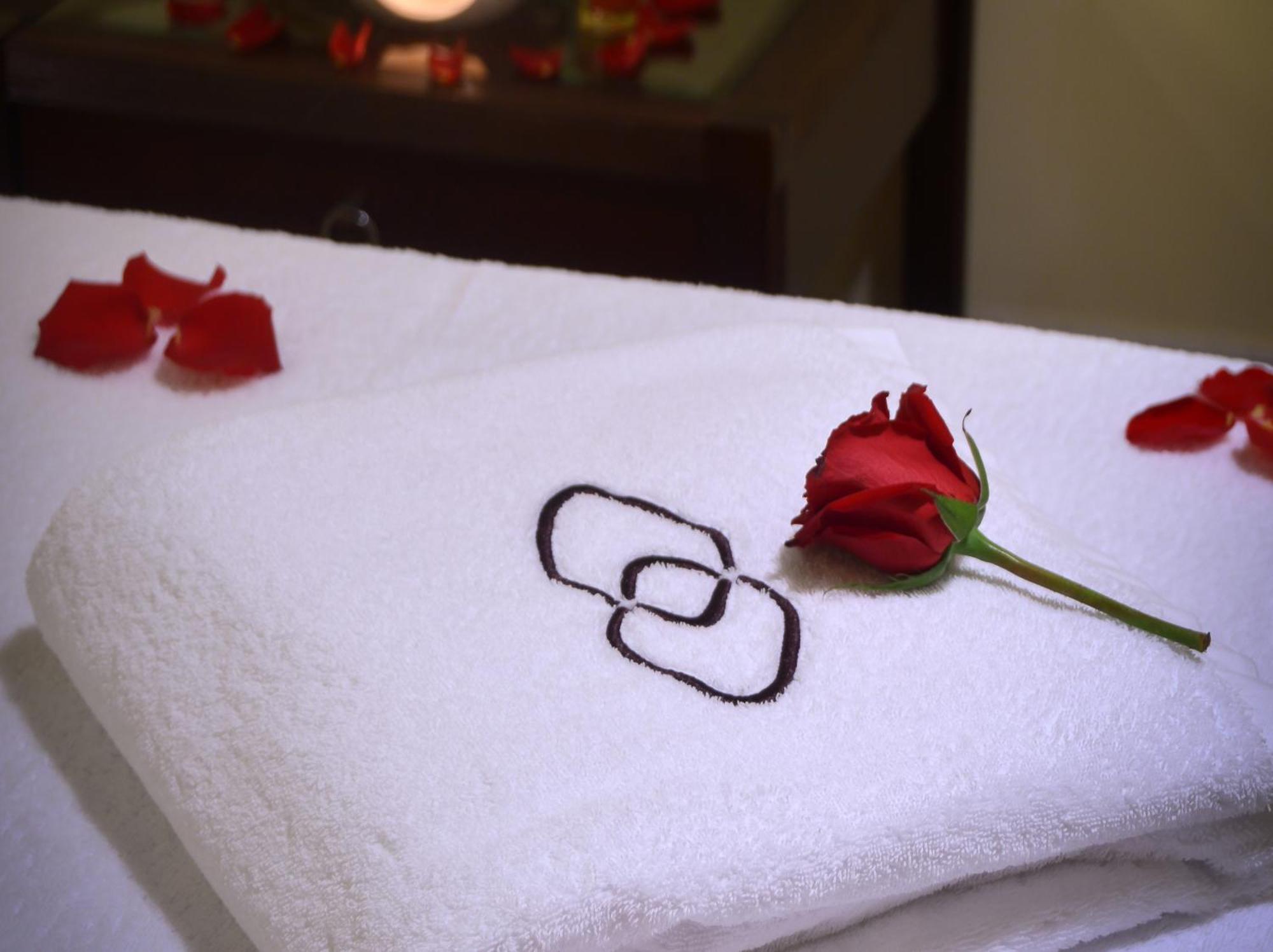 Sofitel Al Khobar The Corniche Hotel Buitenkant foto A towel with the spa's logo